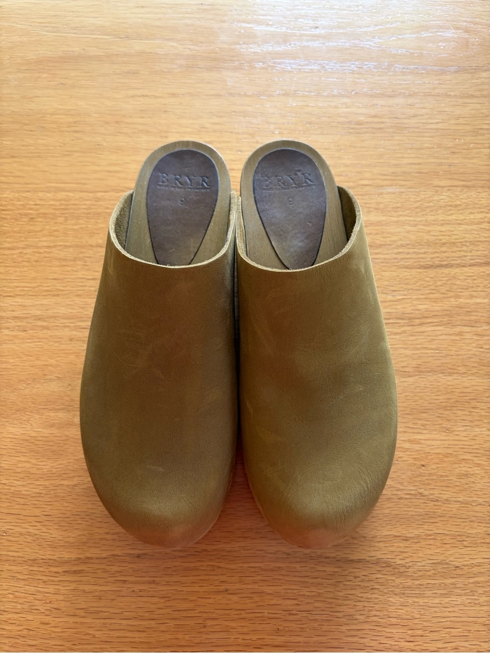 Bryr Bean Monocrome clogs in Khaki, size 9